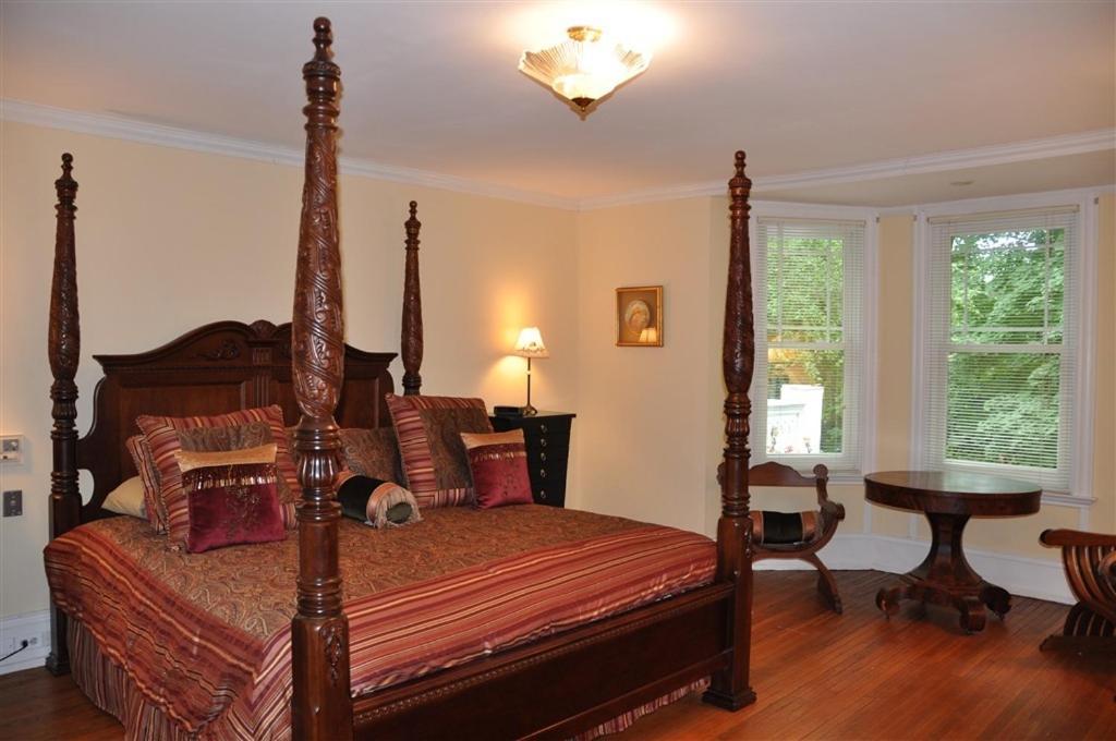 Wayne Bed & Breakfast Inn (Adults Only) Room photo